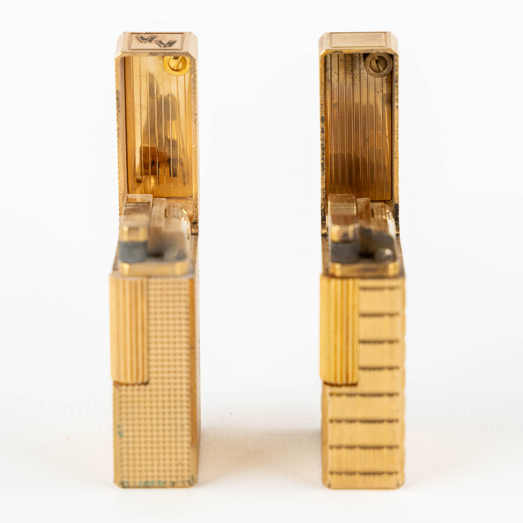 S.T. Dupont, twee vintage, vergulde aanstekers. (H:4,7 cm)