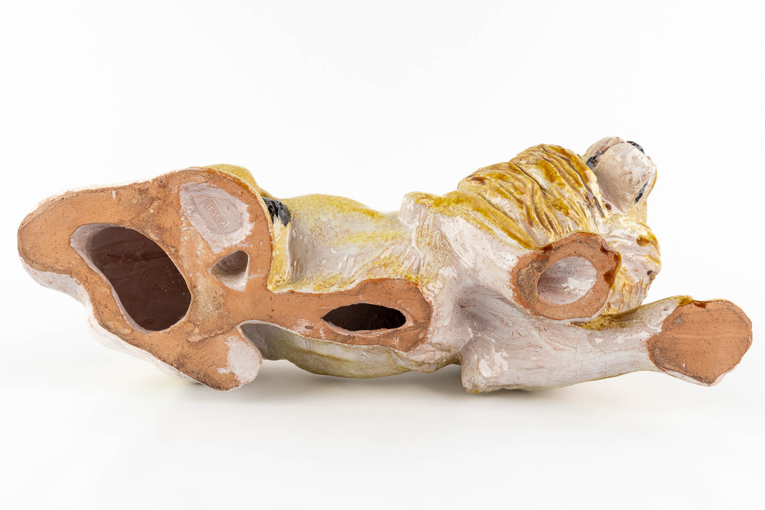 A decorative lying lion, glazed terracotta. Italy, circa 1960-1970. 