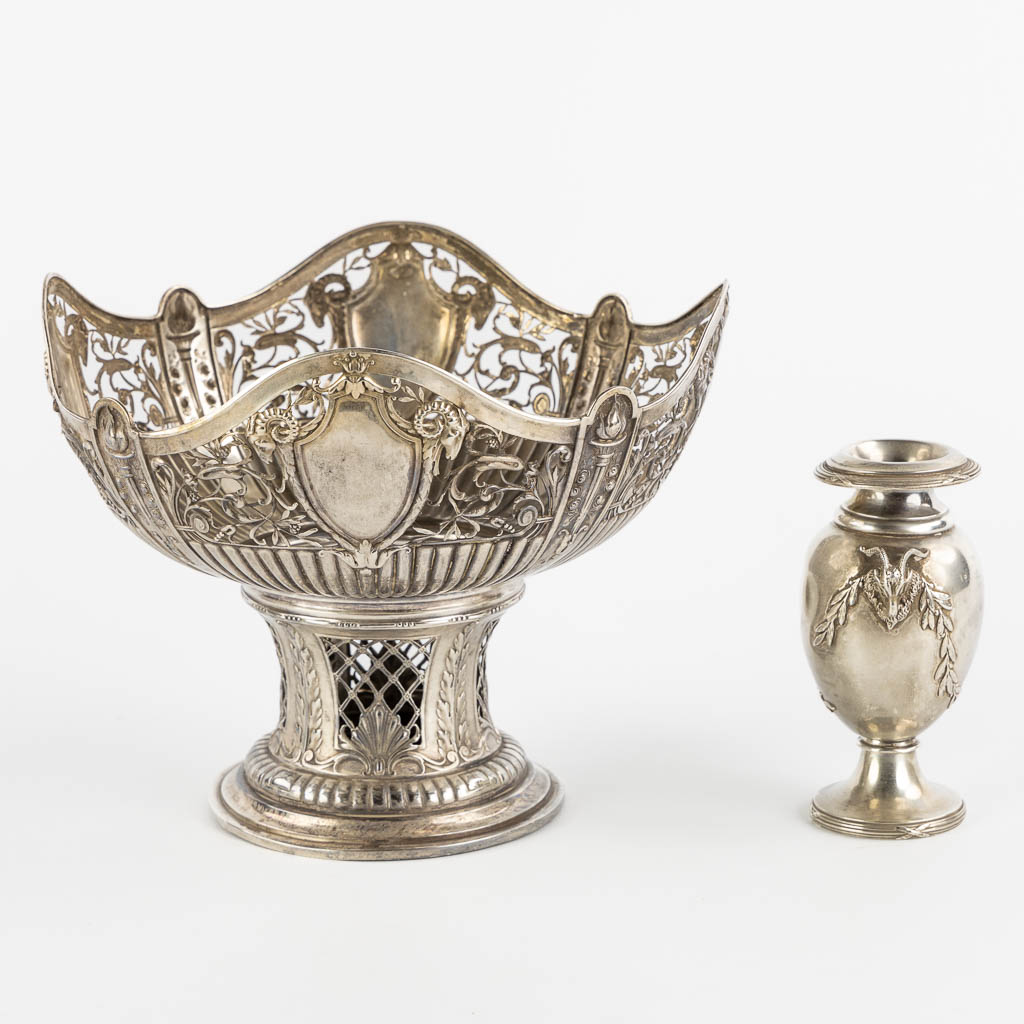 A silver vase and ajoured bowl, gross weight: 505g. (H:17 x D:22 cm)