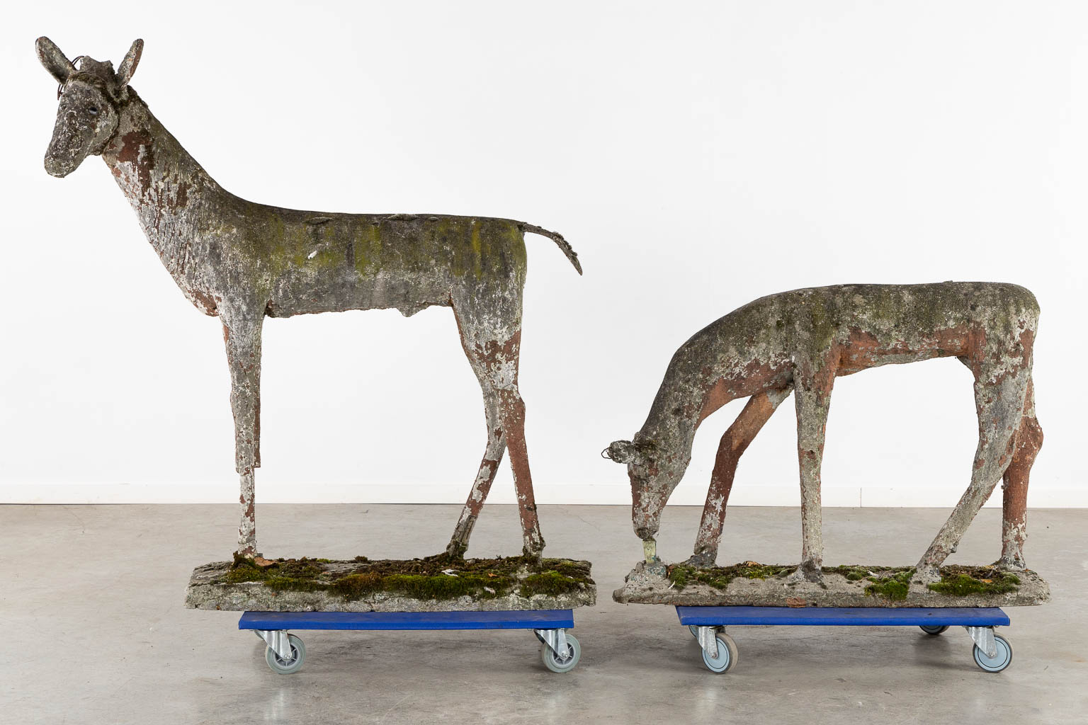 An exceptional and decorative pair of deer, concrete, circa 1920. (L:40 x W:130 x H:140 cm)