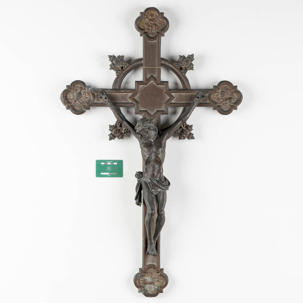 Een grote Crucifix met afbeeldingen van de 4 evangelisten, repousse koper op hout. (W:57 x H:90 cm)