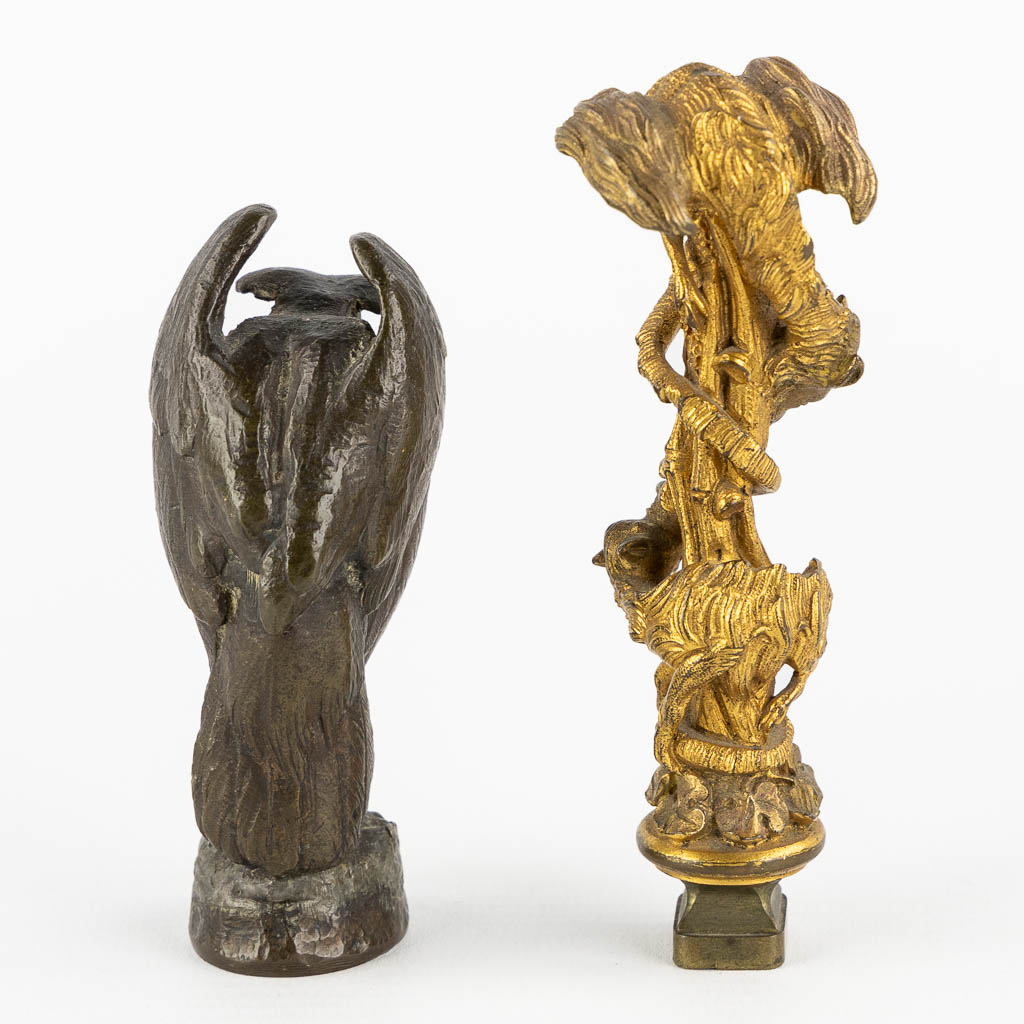 Twee bronzen stempels, Heraldiek en afgewerkt met twee draken en een uil. (H:10 cm)