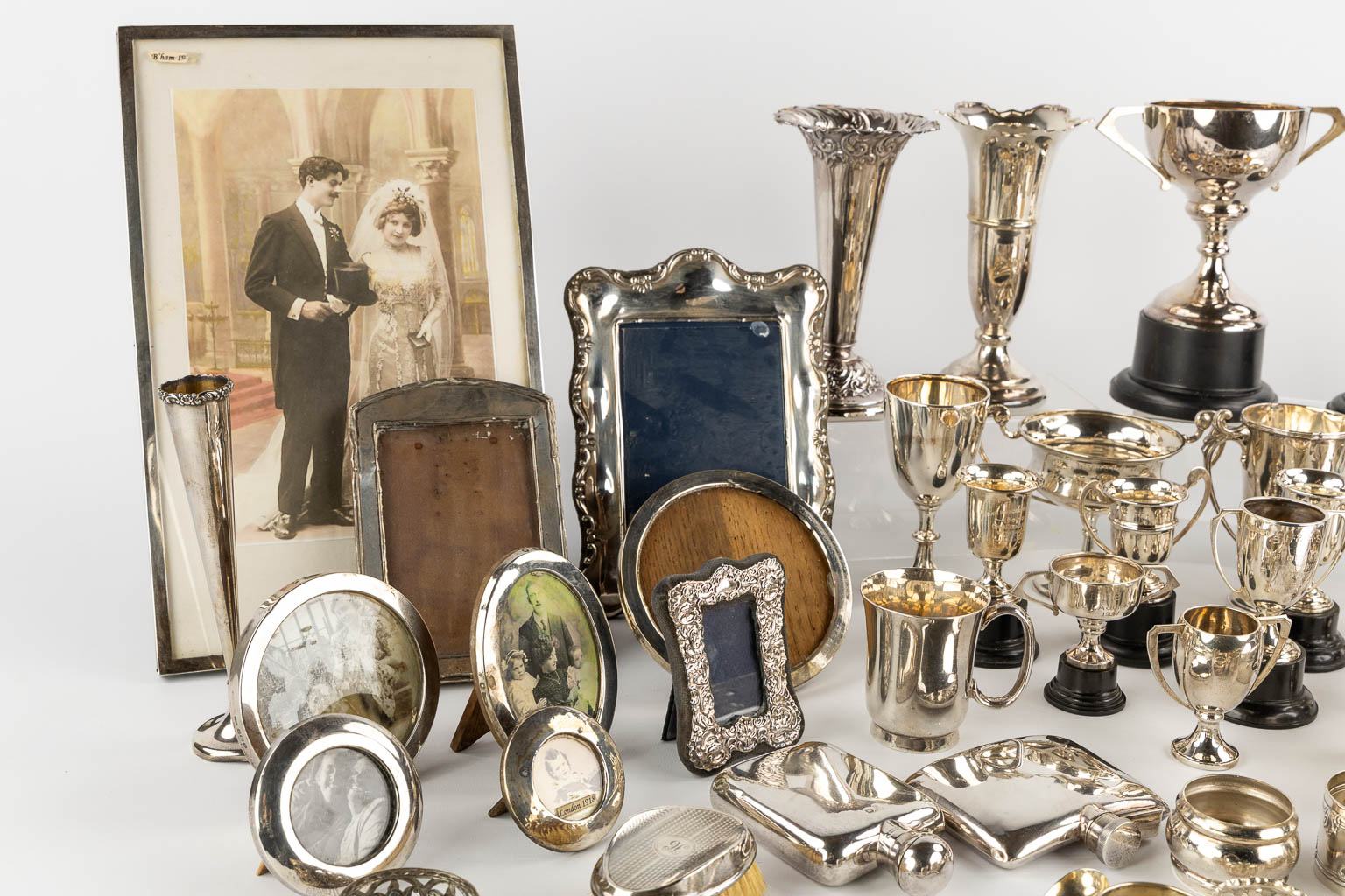 Een grote collectie zilver items, Trofeeën, fotokaders, servietringen, . Engeland. 