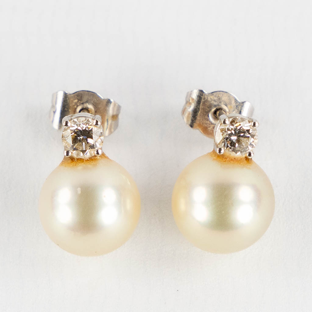 A pair of earrings, 18kt white gold with a brillant and a Myanmar South Sea pearls. 