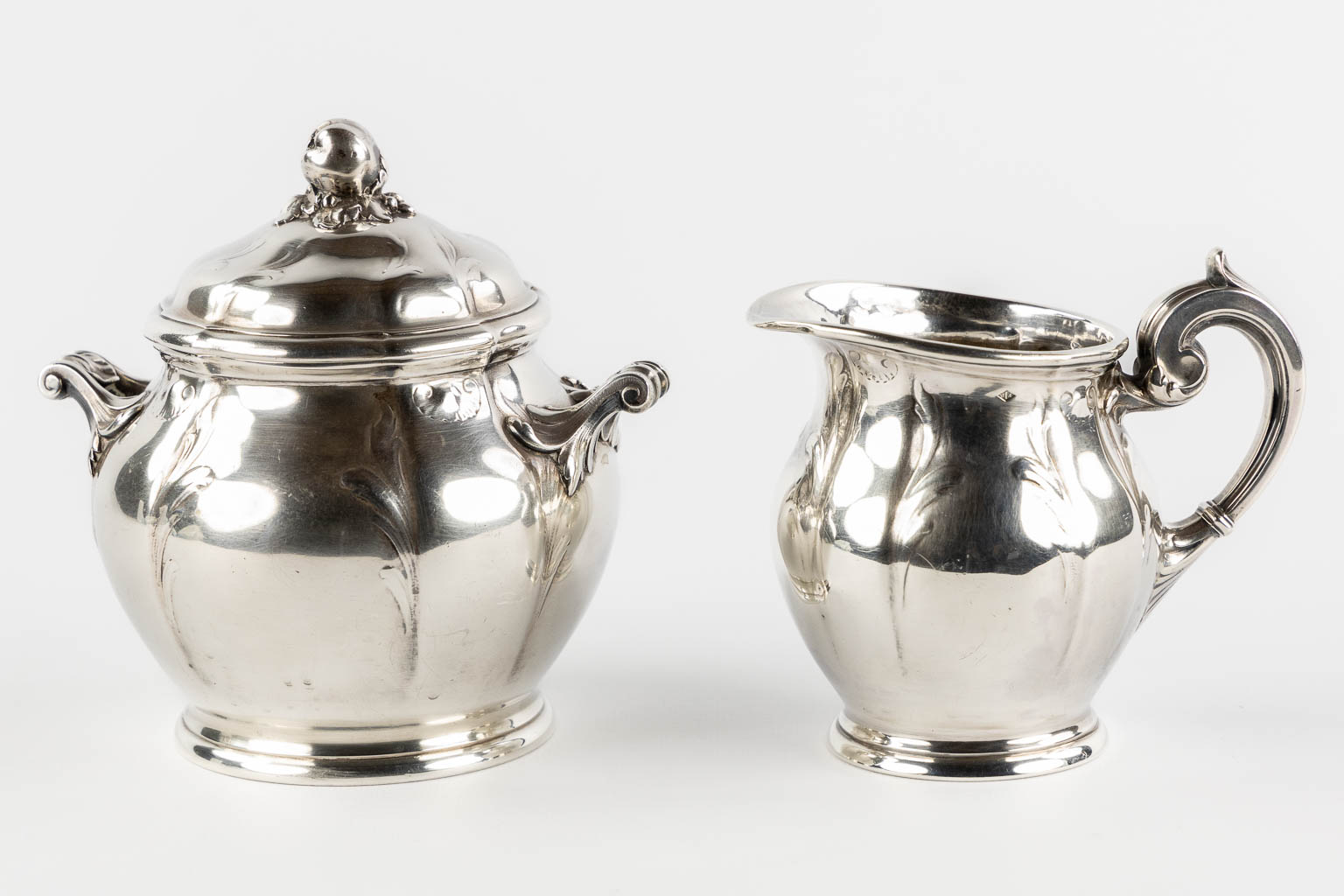 Boucheron Paris, een uitzonderlijk zilver koffie- en theeservies met samovar. 950/1000. 9,289 kg. (L:49 x W:69,5 x H:37 cm)