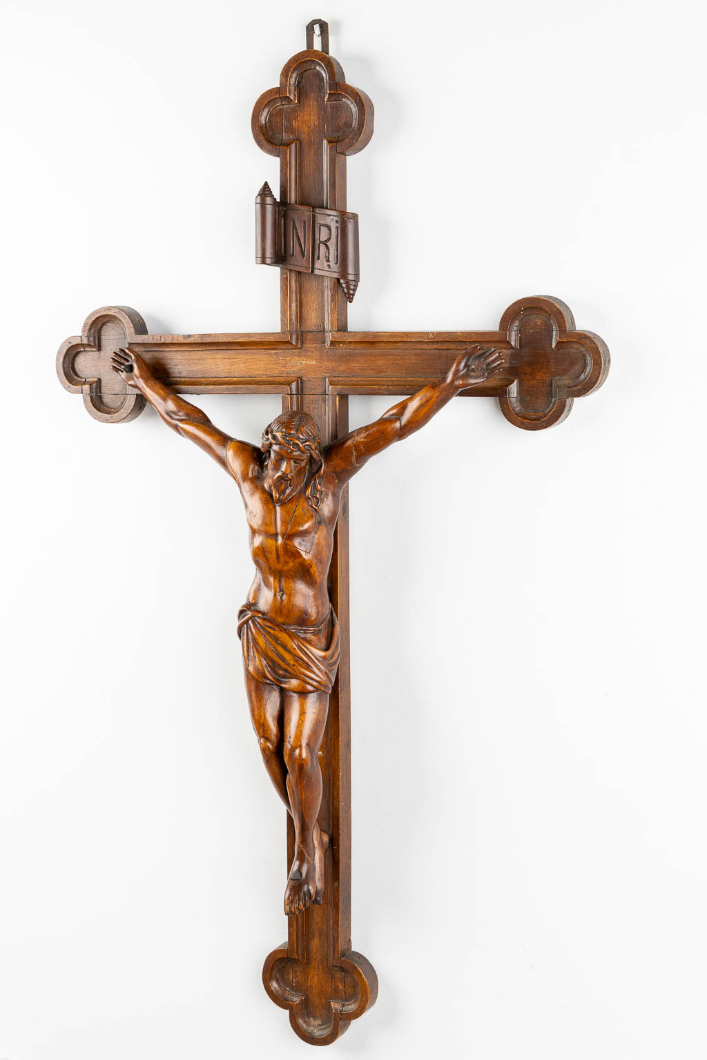 Een grote crucifix met Corpus Christi, houtgesculpteerd. 19de eeuw. (W:78 x H:130 cm)