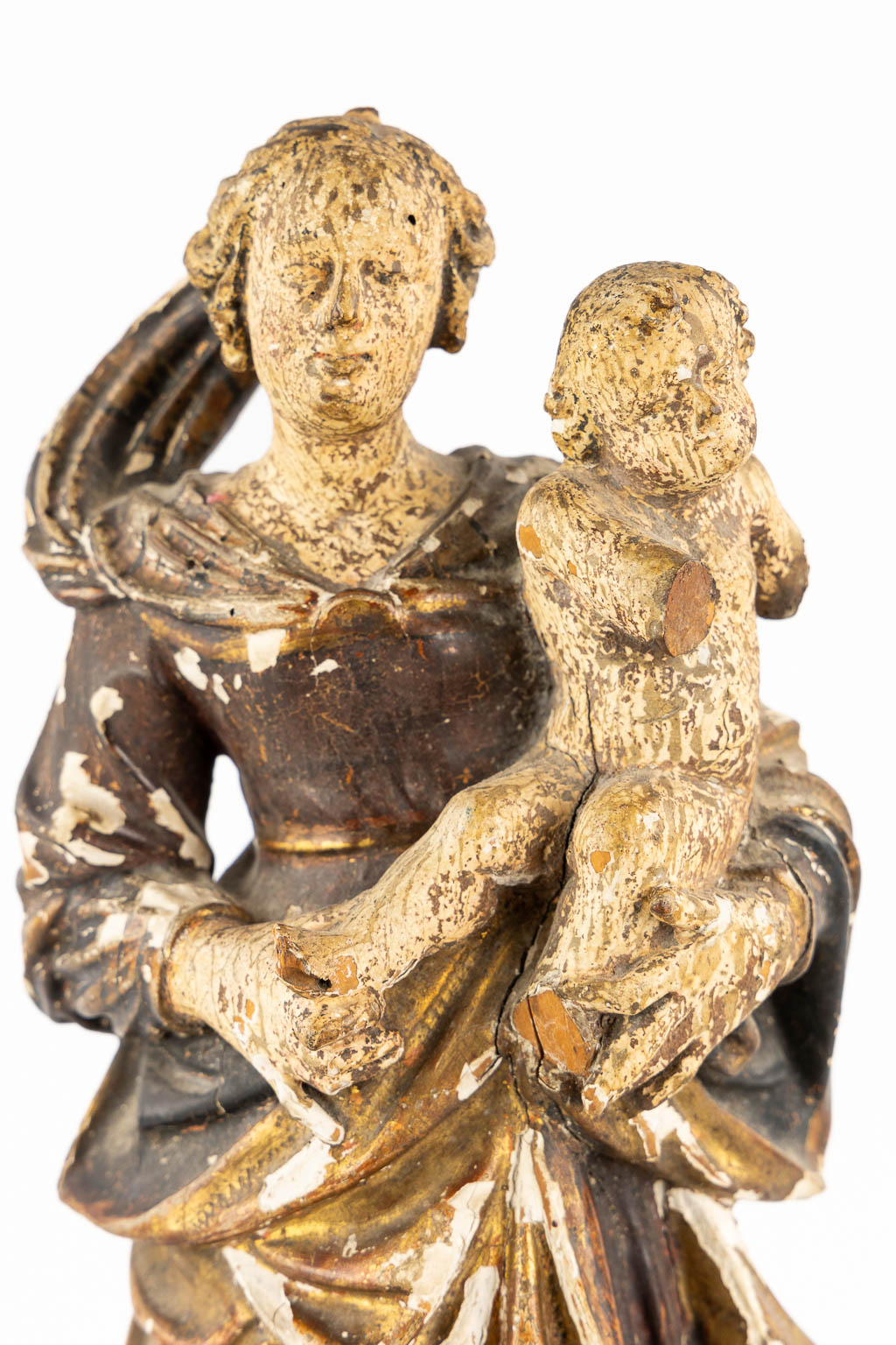 Een antieke houtsculptuur van Madonna met kind. 17de/18de eeuw. (L:11,5 x W:16 x H:45 cm)