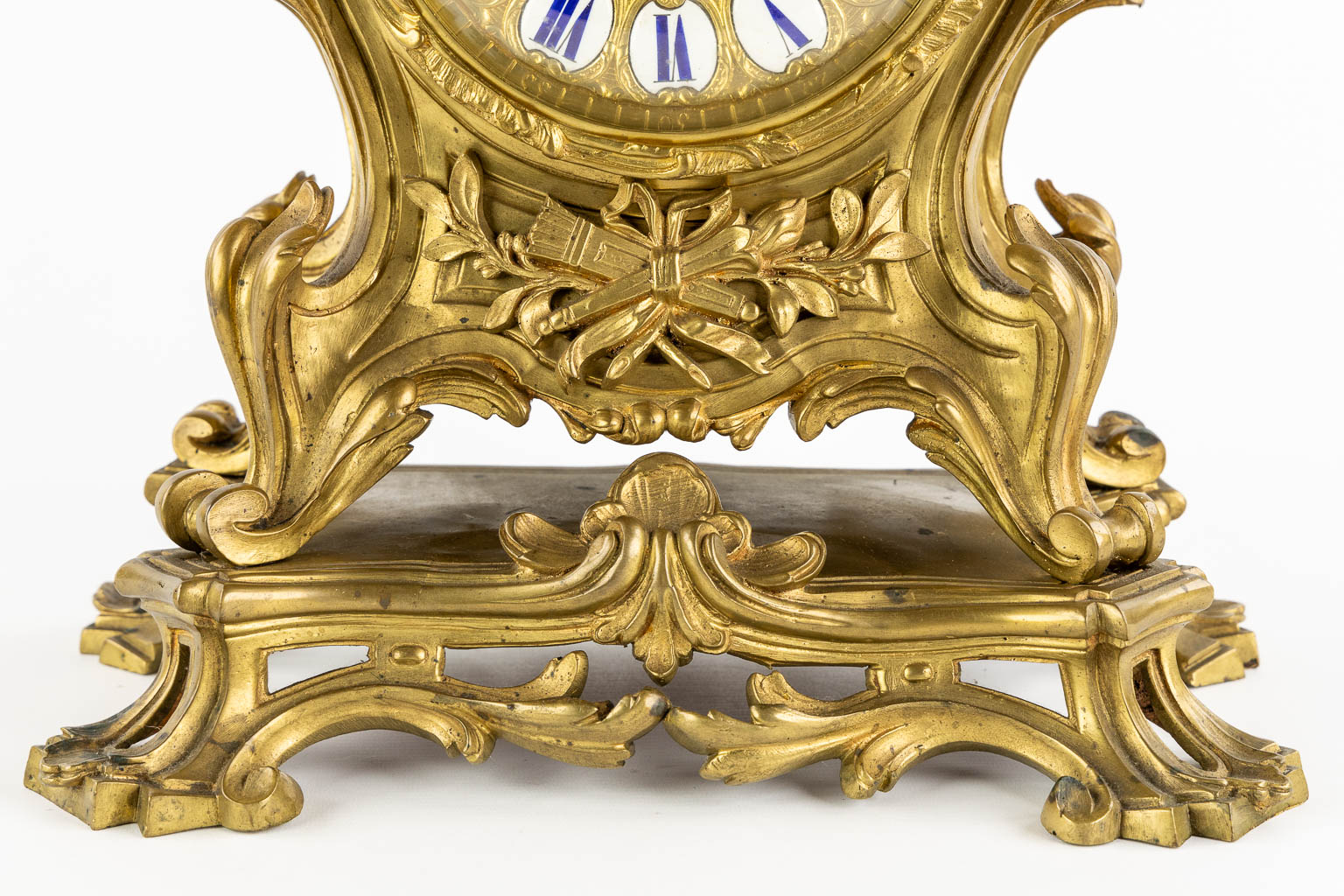 A large mantle clock, bronze, Louis XV style. 19th C. (L:22 x W:38 x H:56 cm)