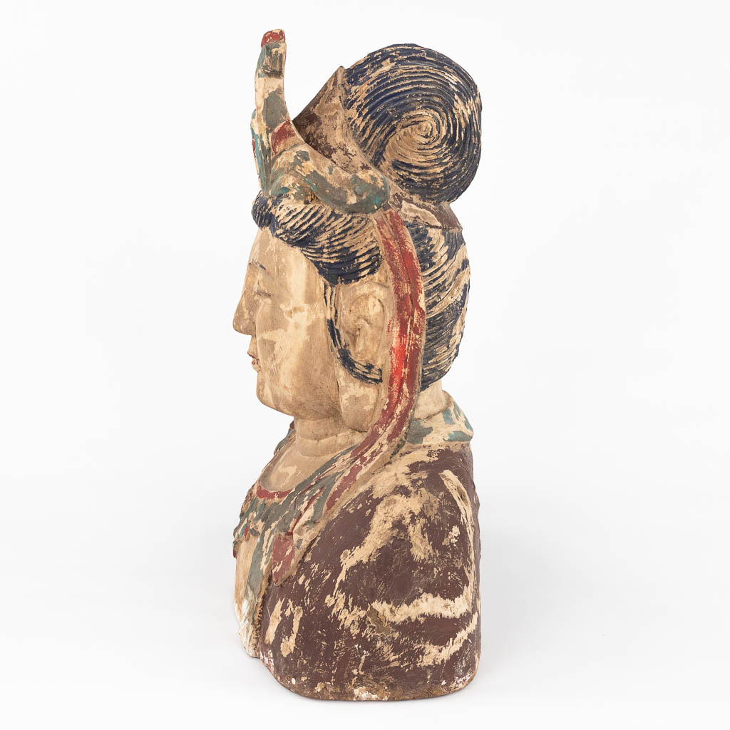 Een grote en antieke houtgesculpteerde buste van Guanyin. (L:28 x W:50 x H:69 cm)