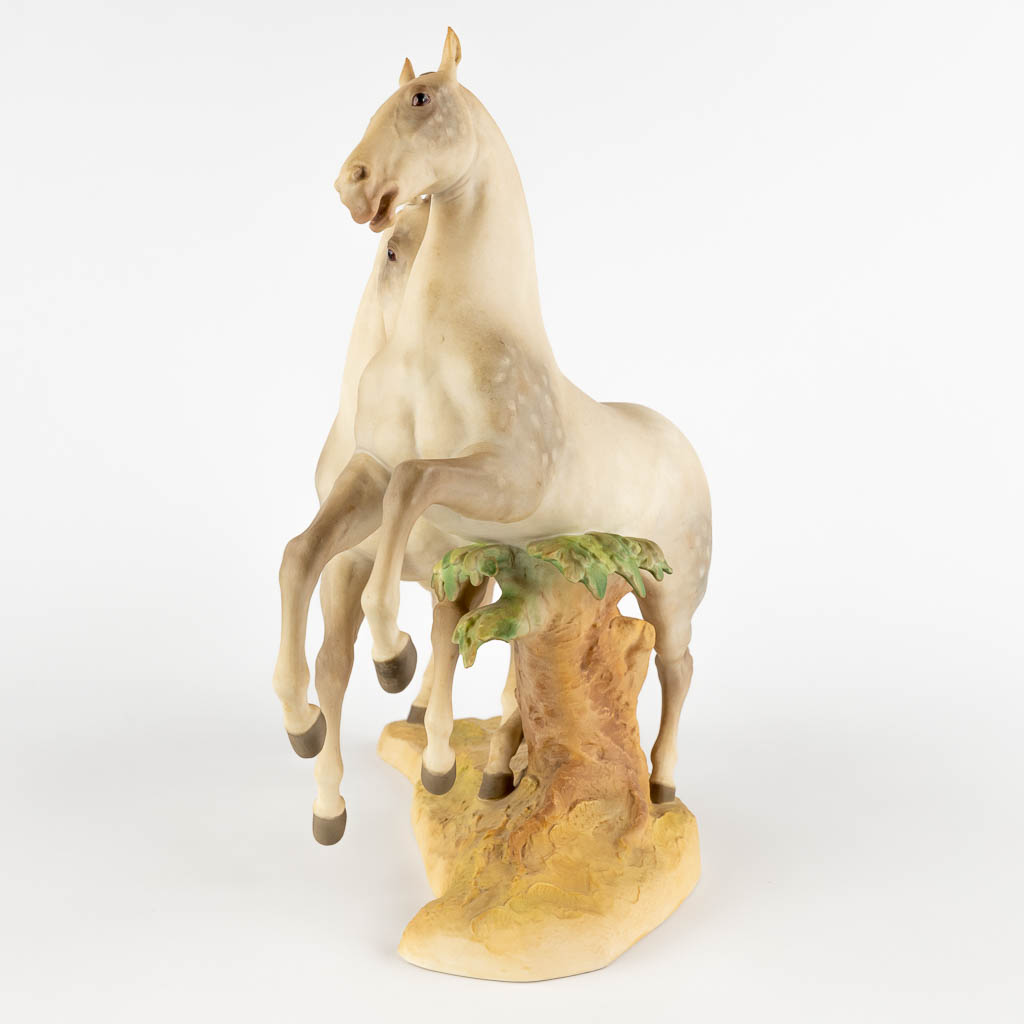 Hans ACHTZIGER (1918-2003) twee paarden, biscuit porselein voor Hutschenreuther. 20ste eeuw. (L:20 x W:41 x H:36 cm)