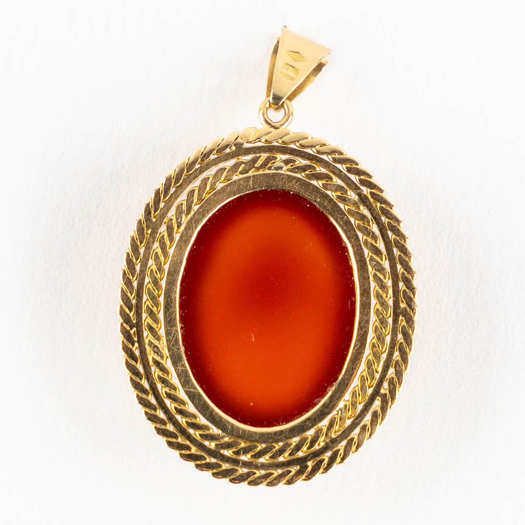 A sculptured cameo in an 18kt frame, added an 18kt pendant. 19.95g. (W:3,4 x H:4 cm)