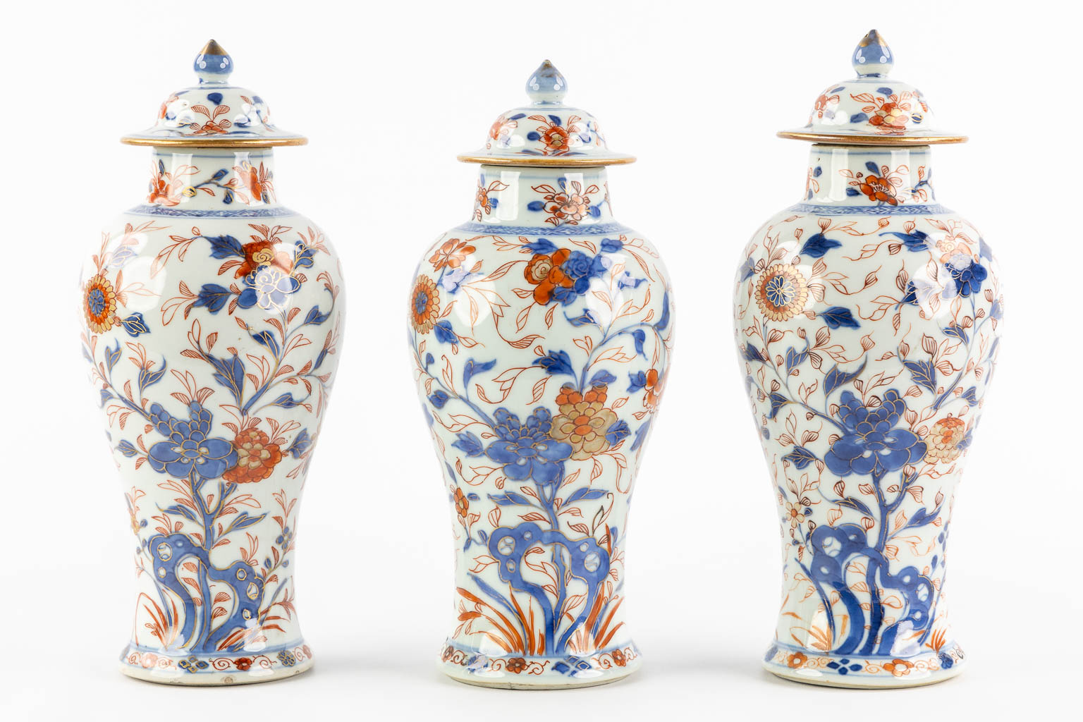 Three Chinese Imari style vases with a lid and floral decor, Kangxi. (H:27 x D:11 cm)