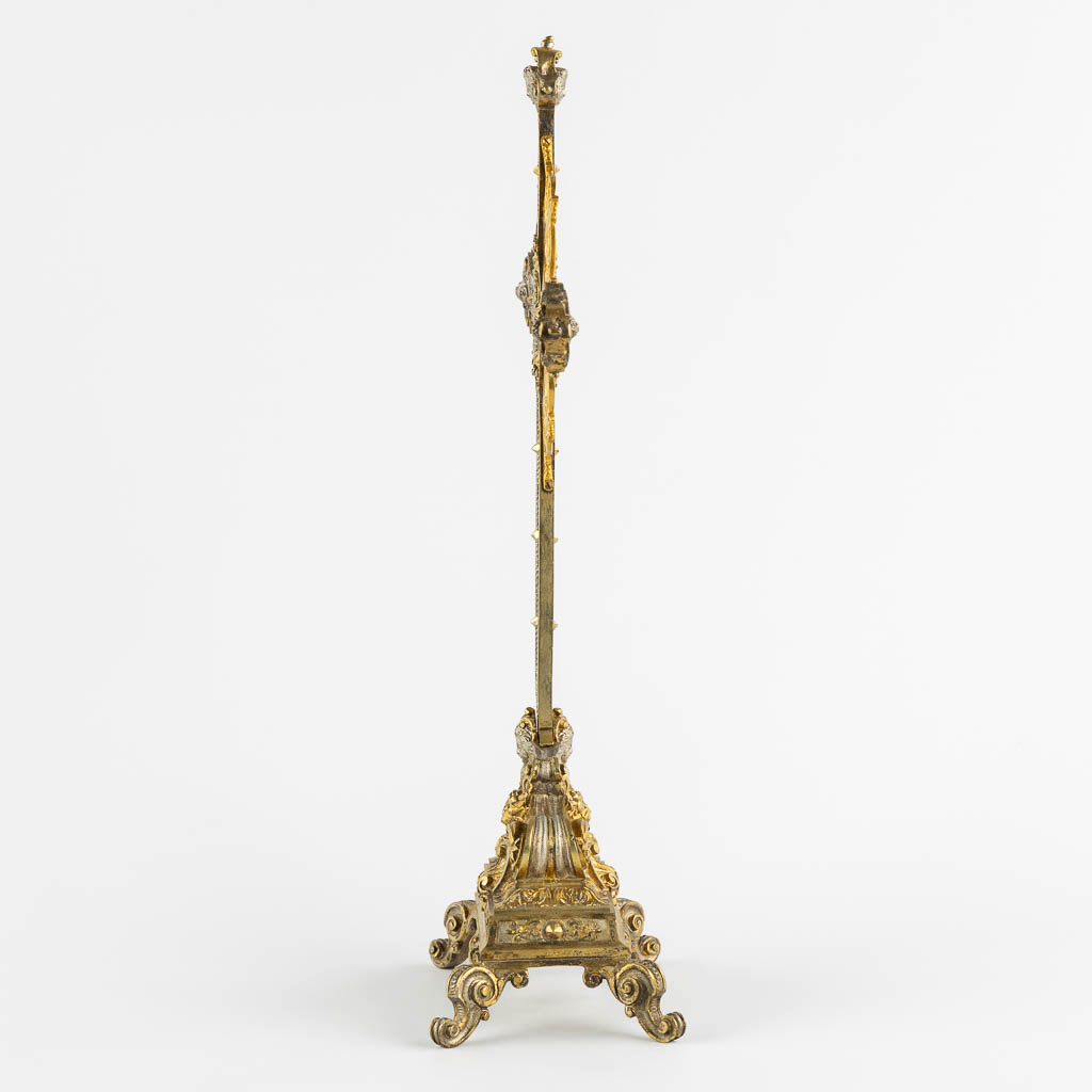 A double faced reliqary crucifix or Monstrance, bronze in Baroque style. 19th C. (W:22,5 x H:41 cm)