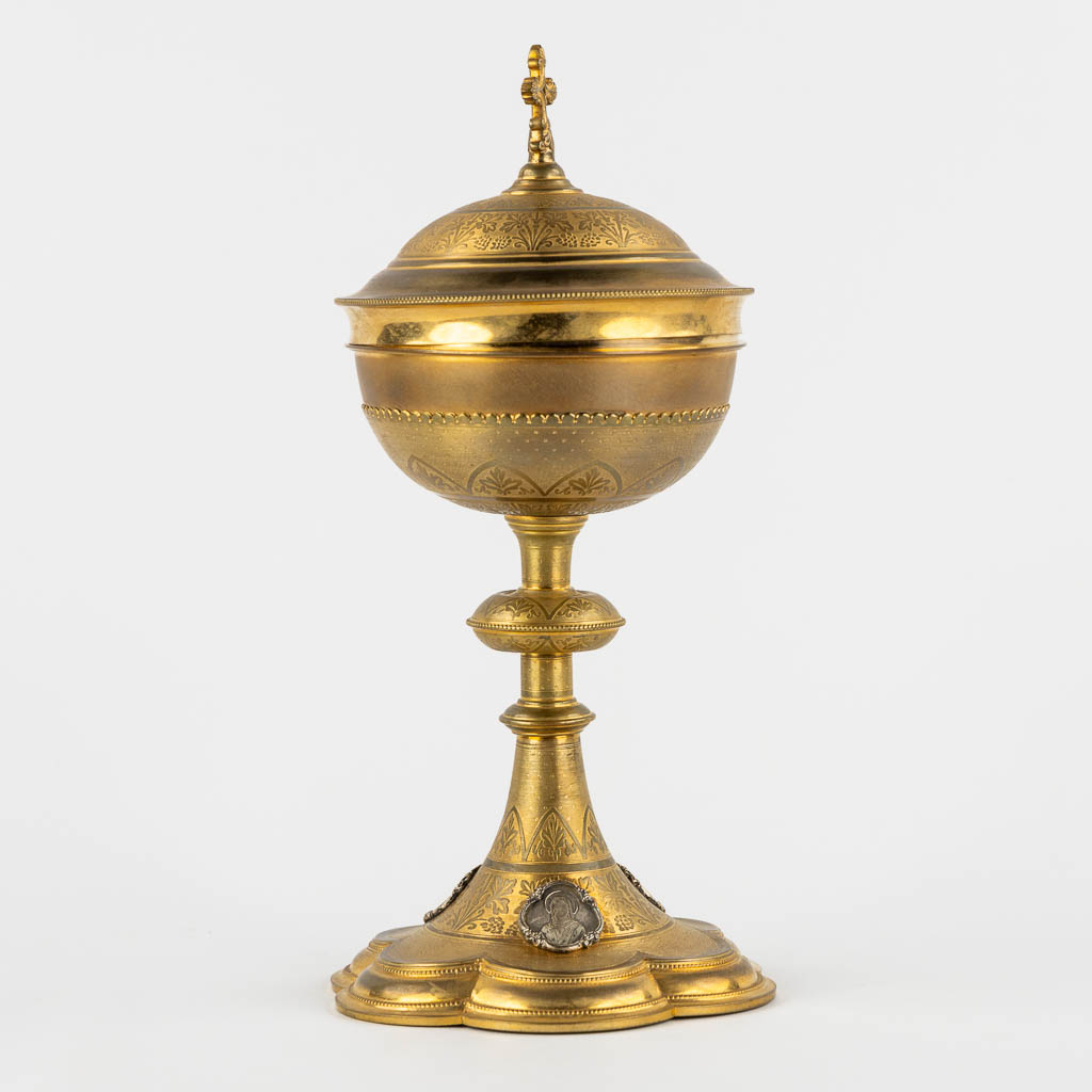 A six-lobed Ciboria, gilt brass with silver-plated medallions, Gothic Revival. (H:30 x D:15 cm)