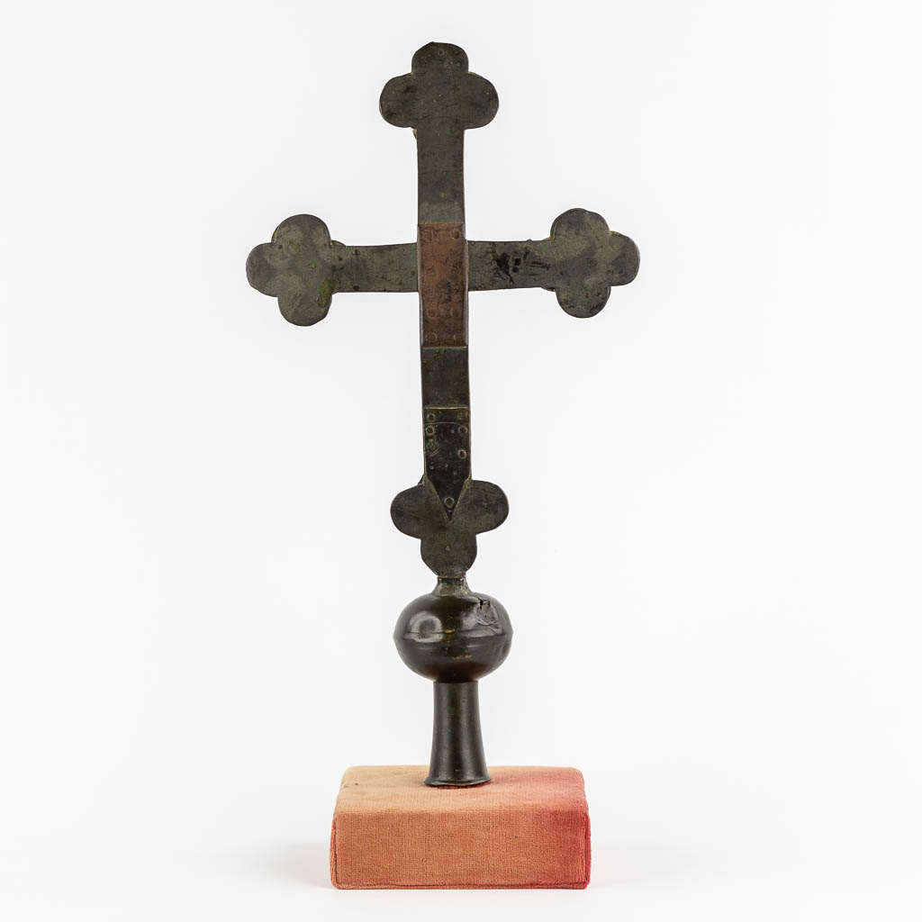 A processional crucifix, bronze. End of the 14th C. (W:28,5 x H:53,5 cm)