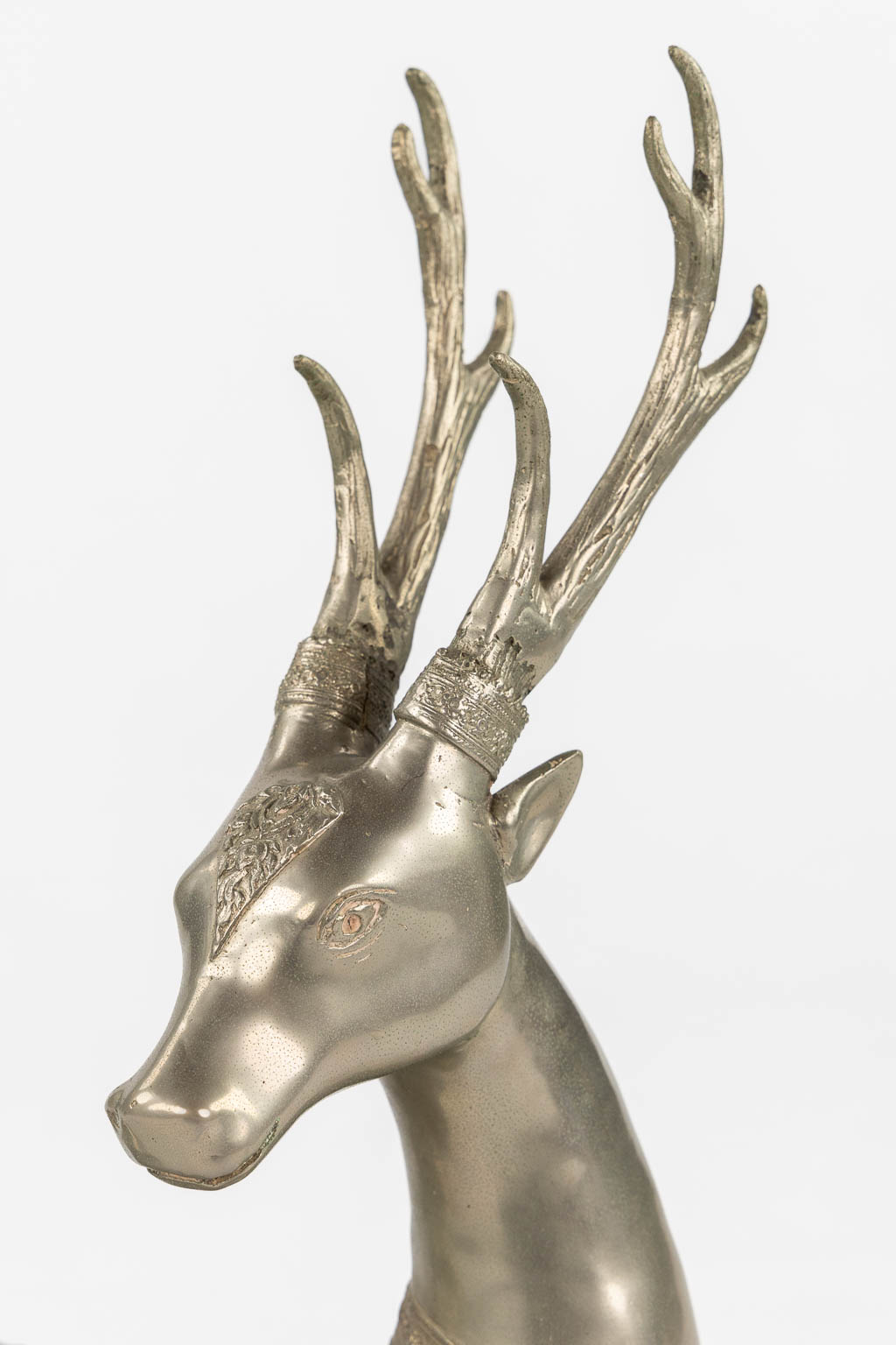 A pair of resting Temple Deer, silver-plated bronze. Circa 1970. (L:22 x W:51 x H:51 cm)