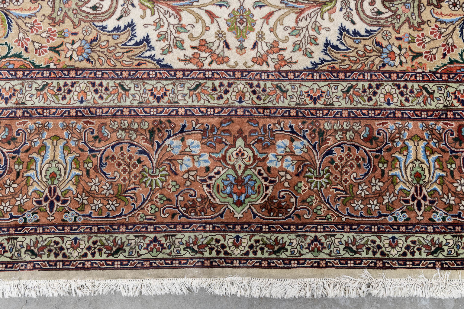 A large Oriental hand-made karpet, Keshan/Kashan. (L:389 x W:300 cm)