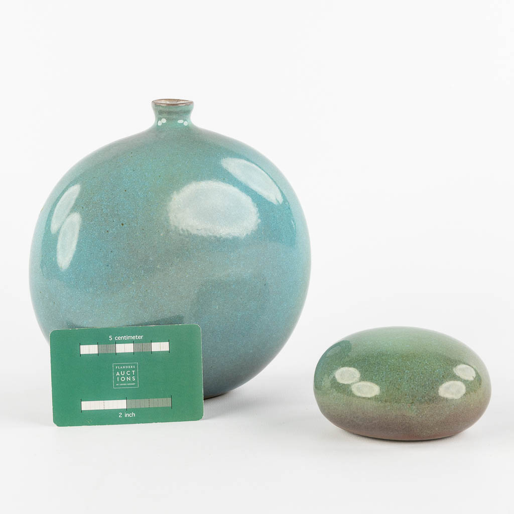 Jacques & Dani RUELLAND (XX-XXI) 'Pebble & Vase' (W:17 x H:17,5 cm)