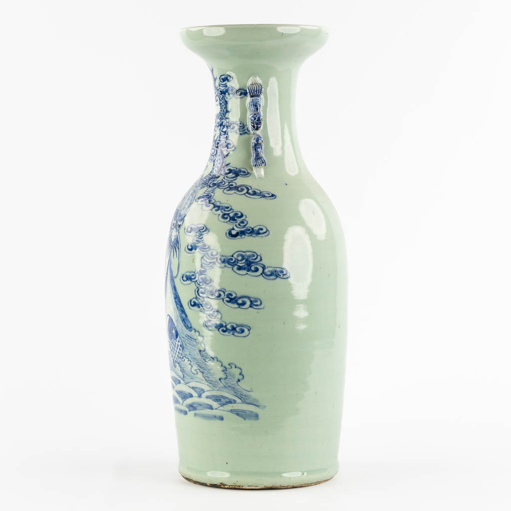 Een Chinese Celadon vaas met een draak en vis. (H:58 x D:23 cm)