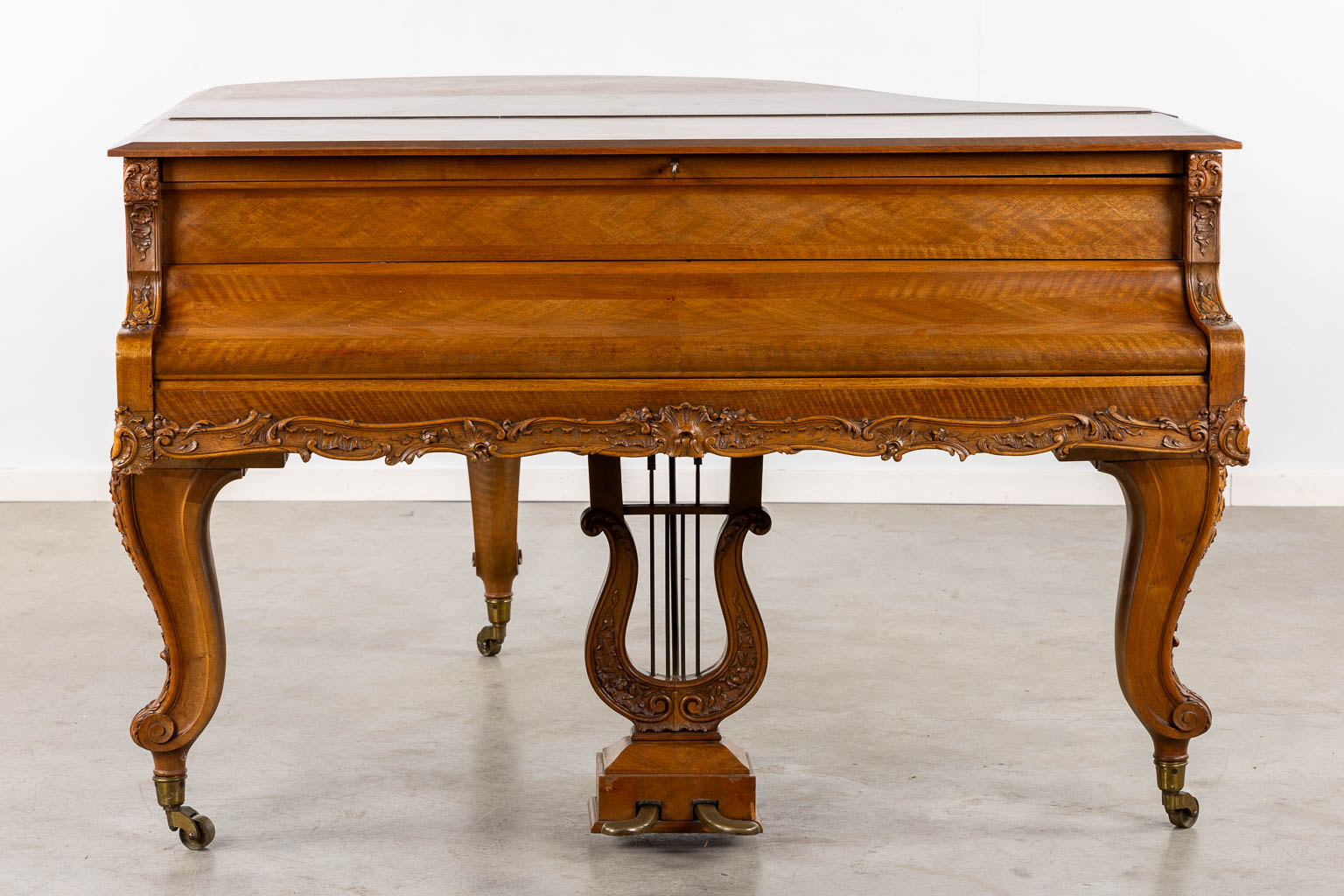 Pleyel, een vleugelpiano, gesculpteerd hout in Lodewijk XV stijl. 1913. (L:164 x W:153 x H:98 cm)