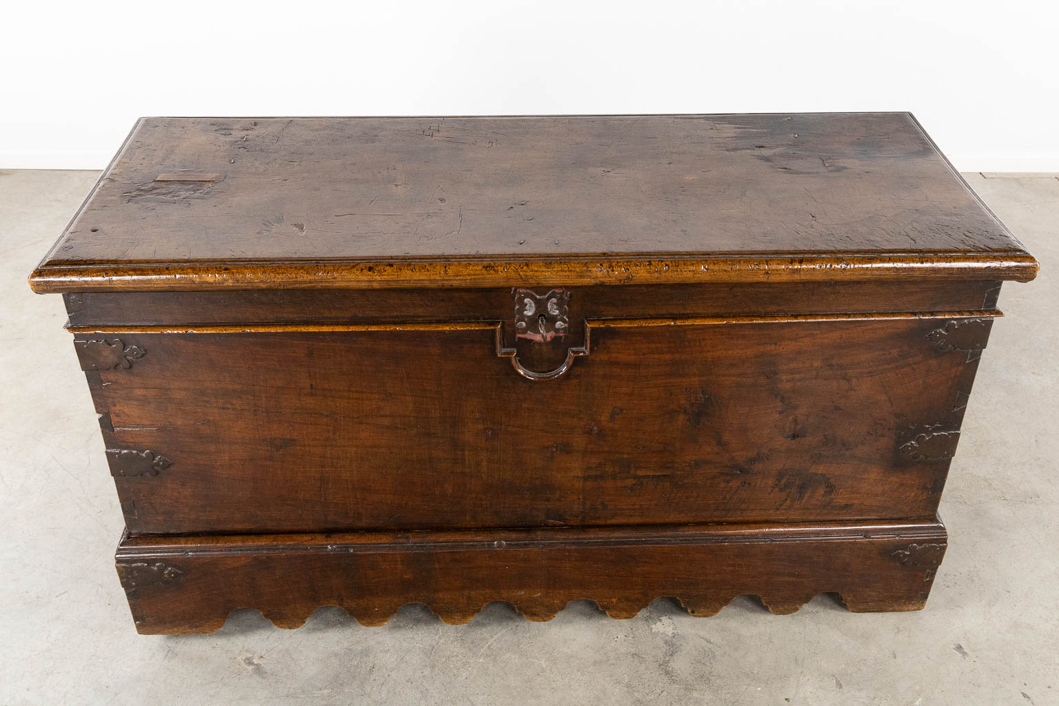 An antique chest, walnut, 17th/18th C. (L:68,5 x W:178 x H:93 cm)