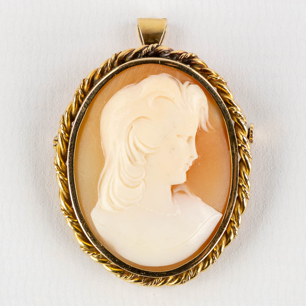 A sculptured cameo in an 18kt frame, added an 18kt pendant. 19.95g. (W:3,4 x H:4 cm)