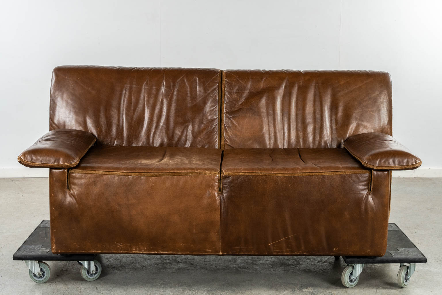 Jori, a three-piece salon suite, brown leather. (L:90 x W:235 x H:78 cm)