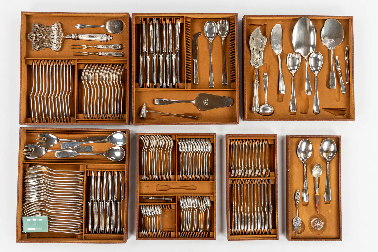 Bruno Wiskemann, a 152-piece large silver-plated cutlery. Added are some silver and silver-plated serving accessories. 