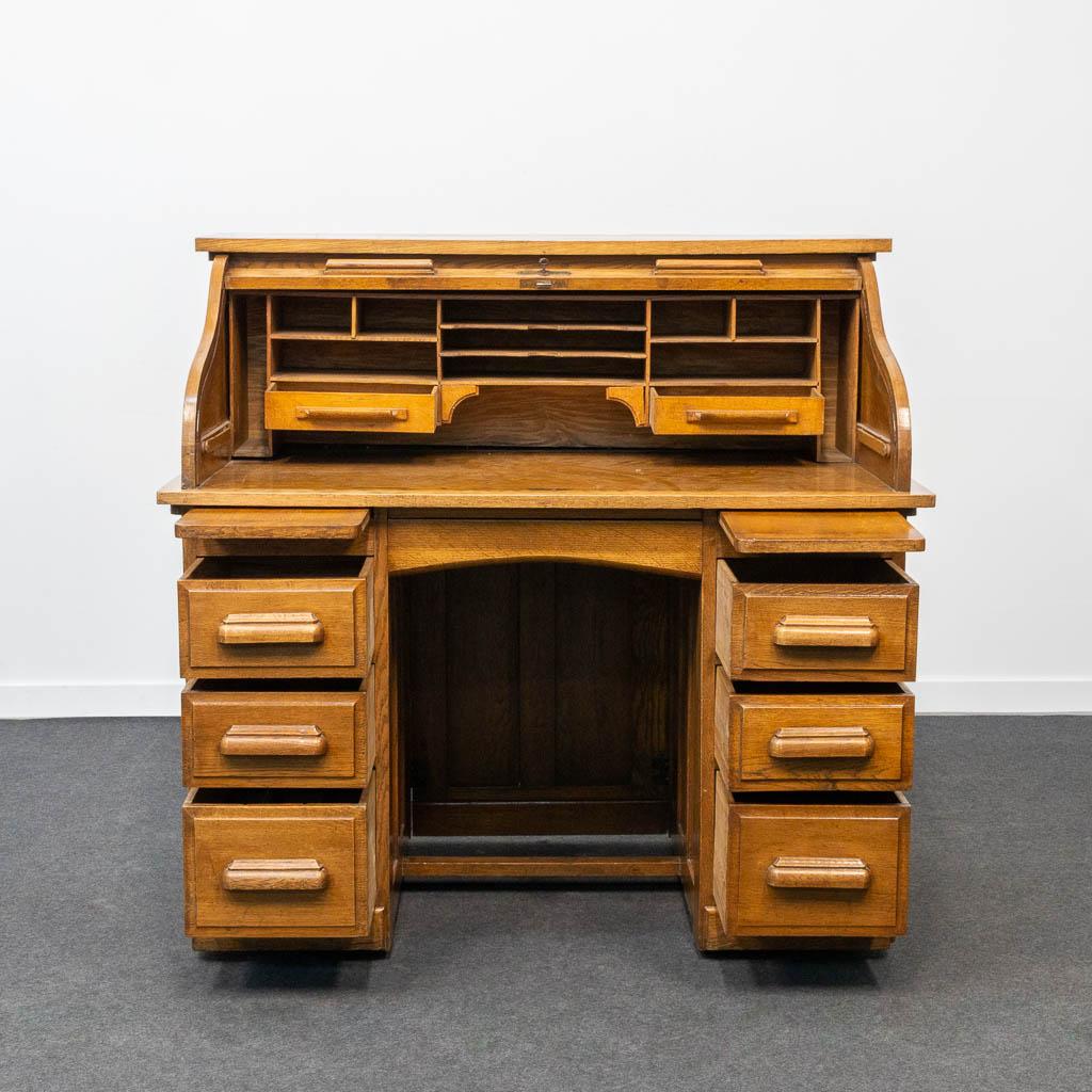 A wood American rolltop desk. (L:123 x W:75 x H:116 cm)