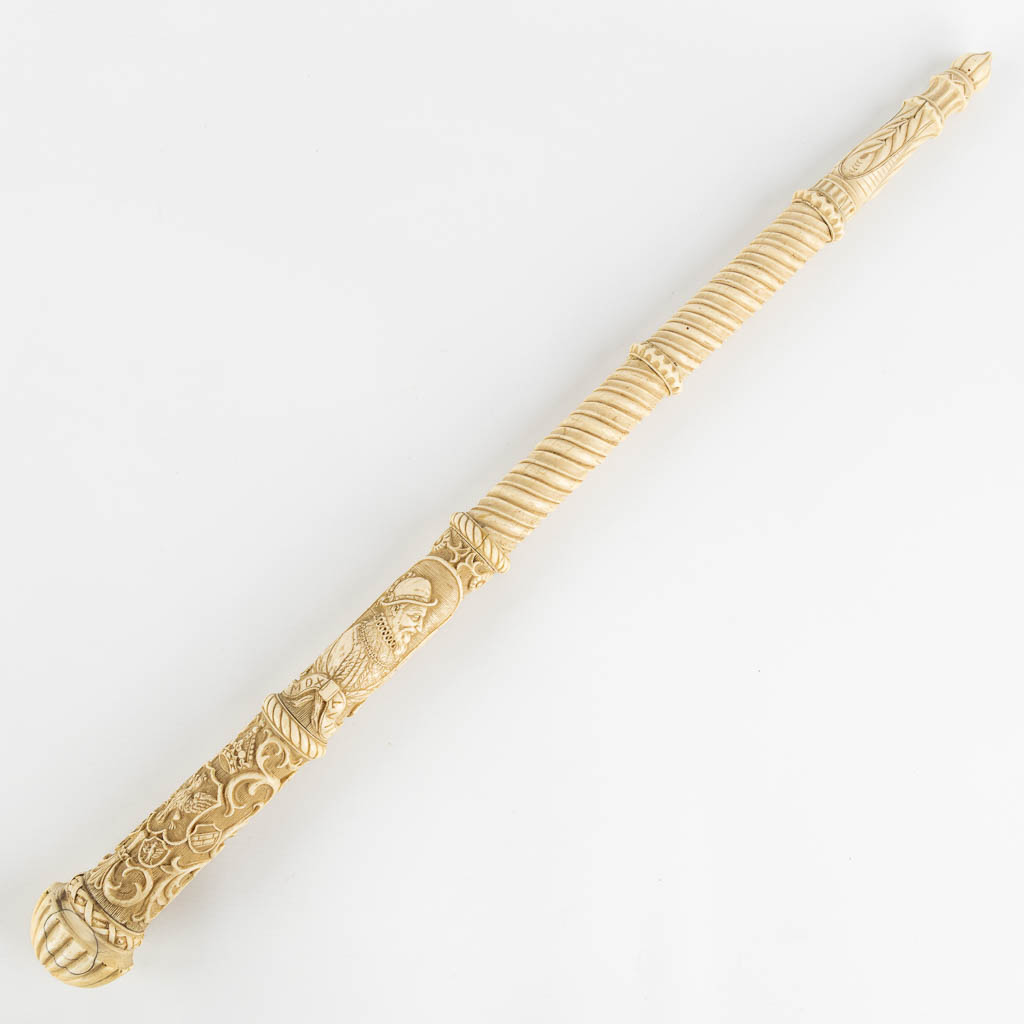 Een antieke scepter, gesculpteerde ivoor met mythologische scènes. 19de eeuw. (L:63 cm)