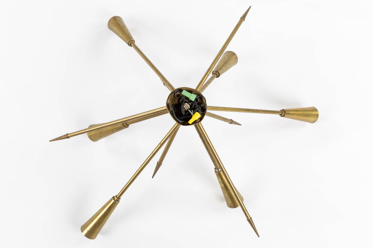 A mid-century Sputnik ceiling lamp, brass. Circa 1970. (H:25 x D:66 cm)