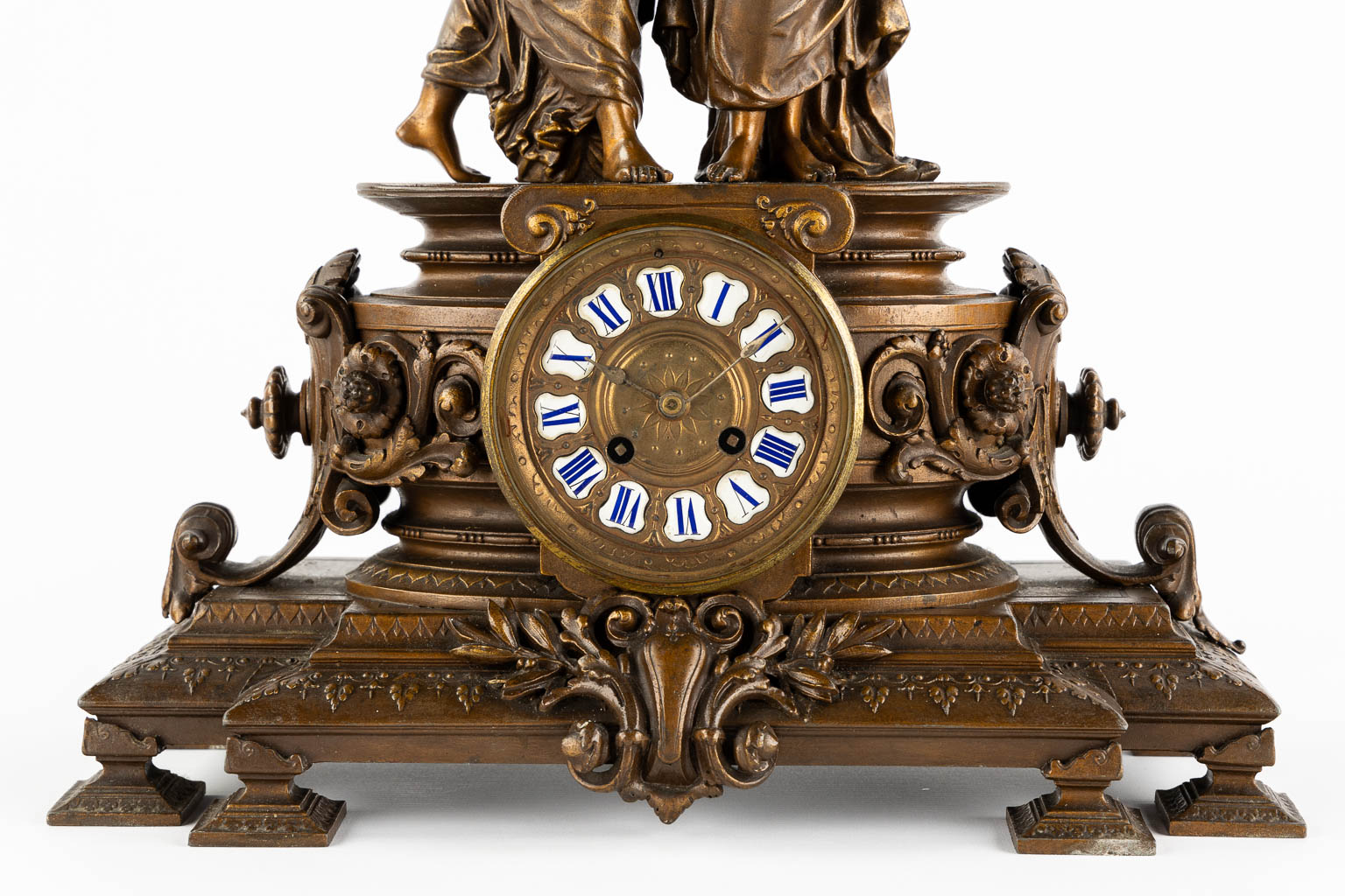 A large mantle clock with two ladies, patinated spelter. Circa 1900. (L:18 x W:42 x H:58 cm)