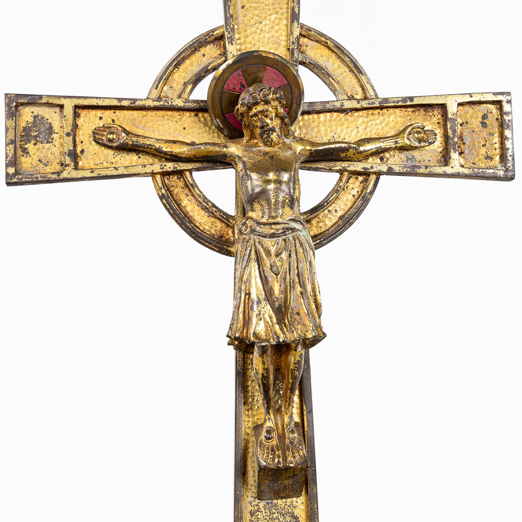 Een grote Golgotha of Calvarie, messing. Neogotiek. (L:27 x W:36 x H:81 cm)