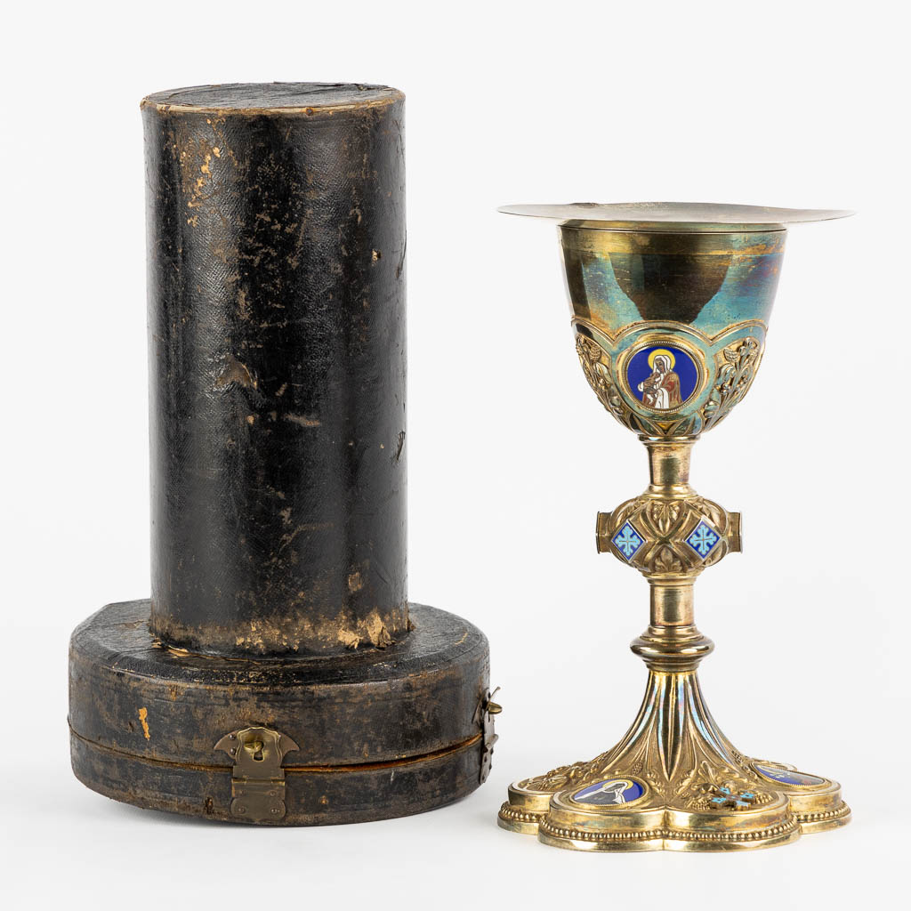  A Chalice and paten, Vermeil, Gothic Revival, Cloisonné enamel. France, 19th C. 
