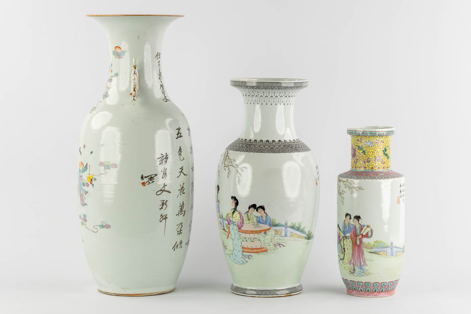 Drie Chinese vazen met decor van dames. (H:58 x D:23 cm)