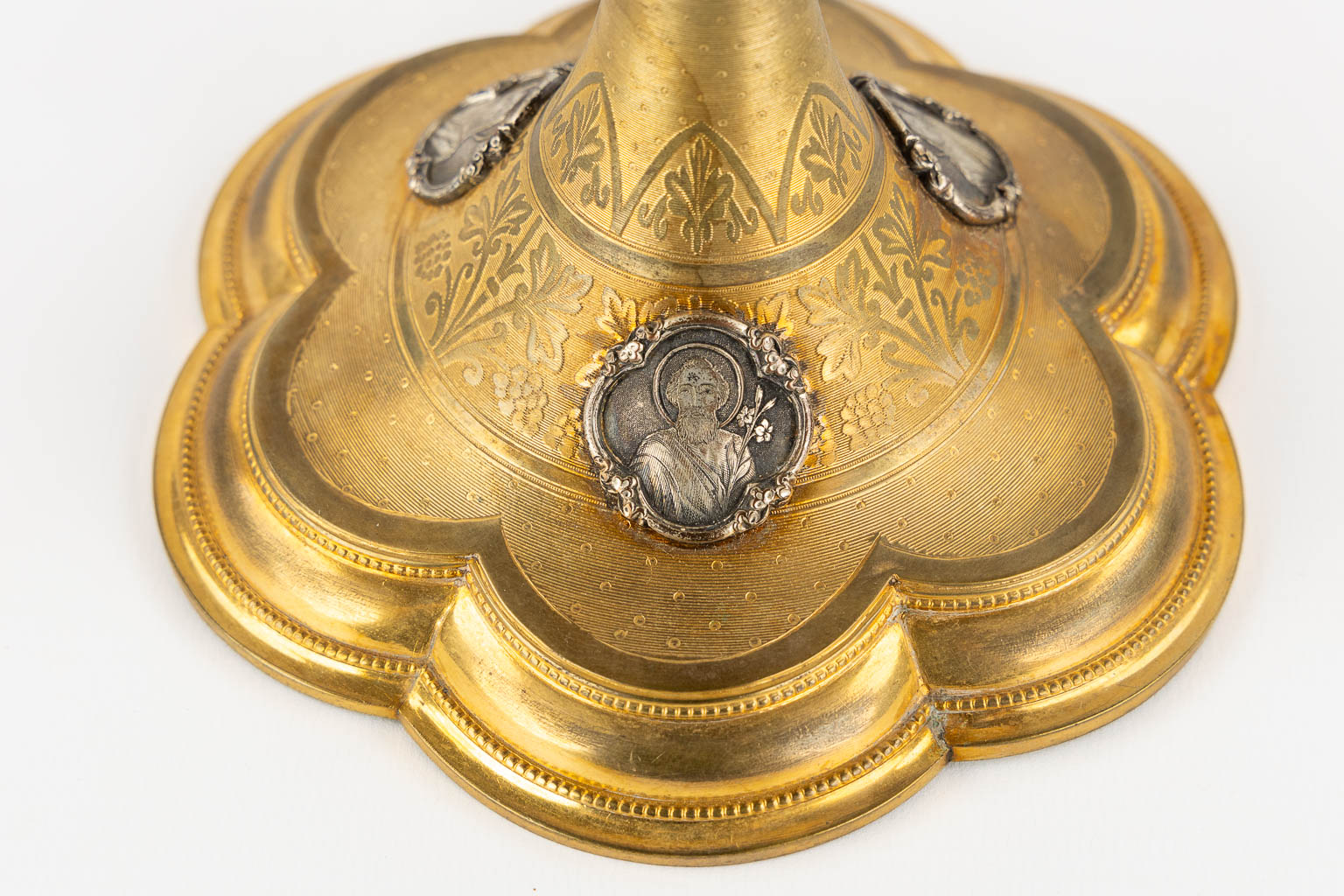 A six-lobed Ciboria, gilt brass with silver-plated medallions, Gothic Revival. (H:30 x D:15 cm)