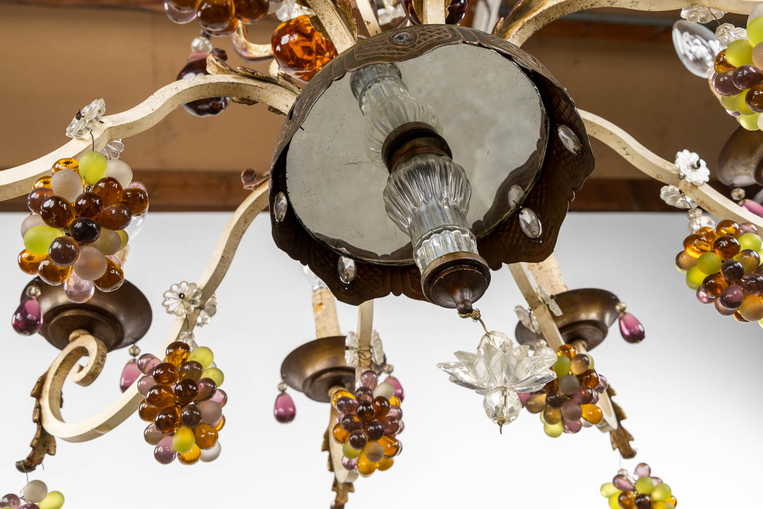 A decorative chandelier with coloured glass in the shape of fruits. (H:80 x D:75 cm)