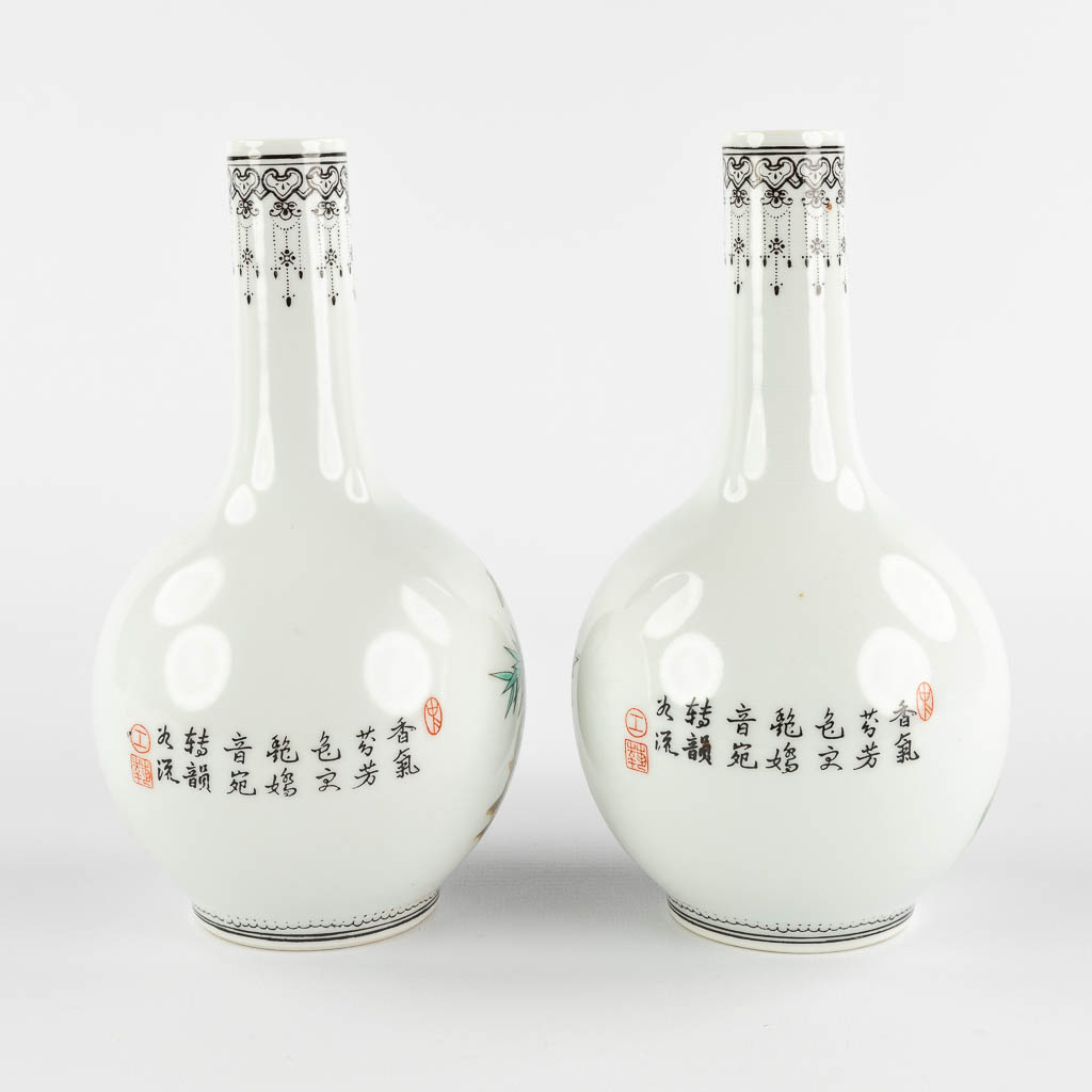 A pair of Chinese vases decorated with peacocks, 20th C. (H:19,5 x D:10,5 cm)