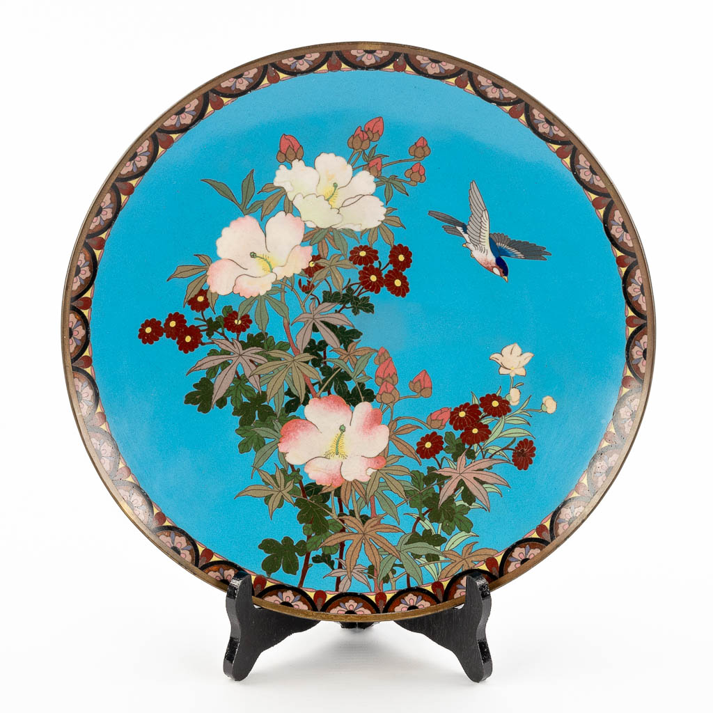 Een groot sierbord afgewerkt met cloisonné email met decor van vogels en bloemen. 20ste eeuw. (D: 30 cm)