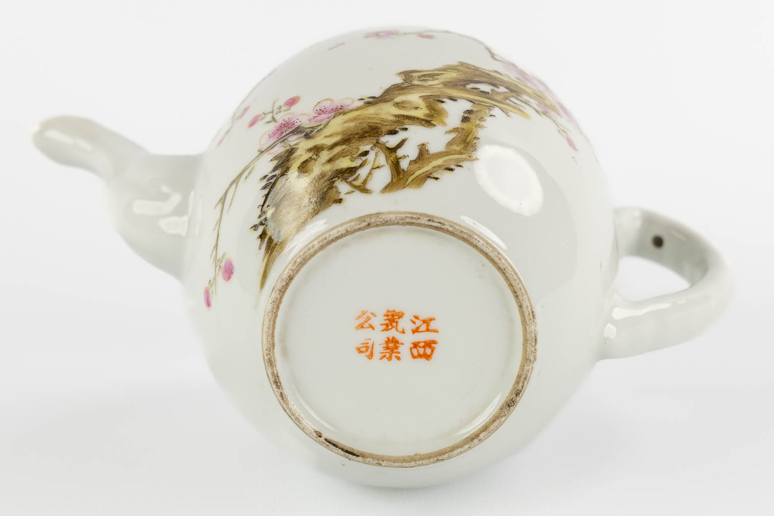 A Chinese Famille Rose teapot with a floral decor and calligraphy. 19th/20th C. (L:12 x W:21 x H:16 cm)