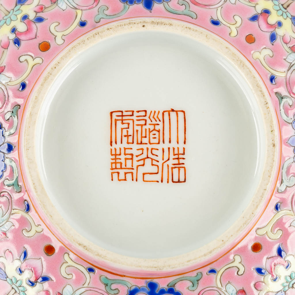 A Chinese Famille Rose bowl decorated with peaches, Daoguang mark. (H:6 x D:16,5 cm)