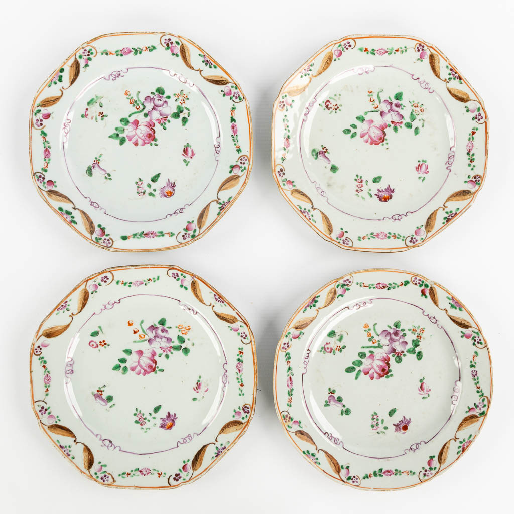 Compagnie Des Indes, A large platter and 12 plates. Qianlong, 18th C. (L:28,5 x W:37 cm)