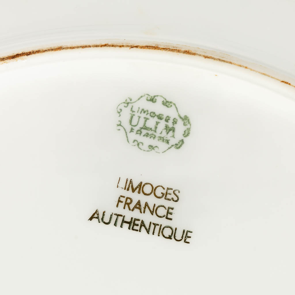 ULIM Limoges, een groot diner en koffieservies, porselein met een vergulde rand. (L:26 x W:31 x H:20 cm)