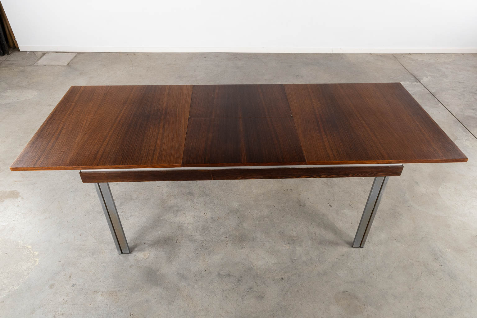 Een mid-century tafel, houtfineer en gechromeerd metaal. Roger De Winter. (L:84 x W:161 x H:74 cm)