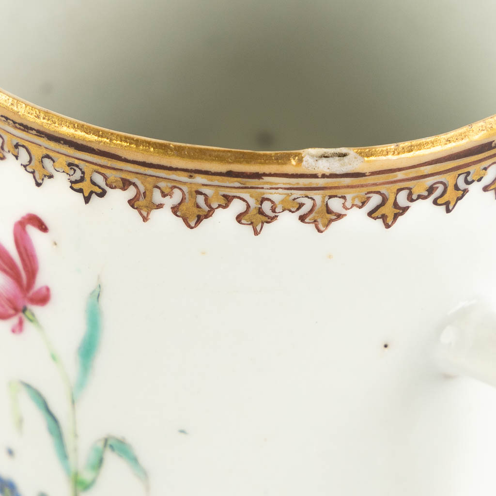 A Chinese export porcelain cup with a heraldic image, Qianlong. (L:6 x W:8,6 x H:6,5 cm)