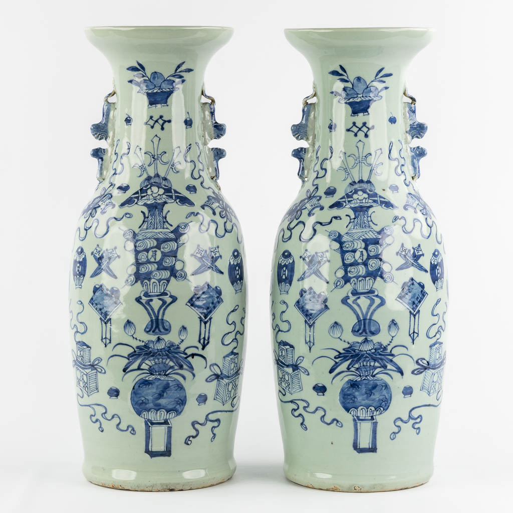 Een paar Chinese vazen met blauw-wit decor van Antiquiteiten. (H:58 x D:20 cm)