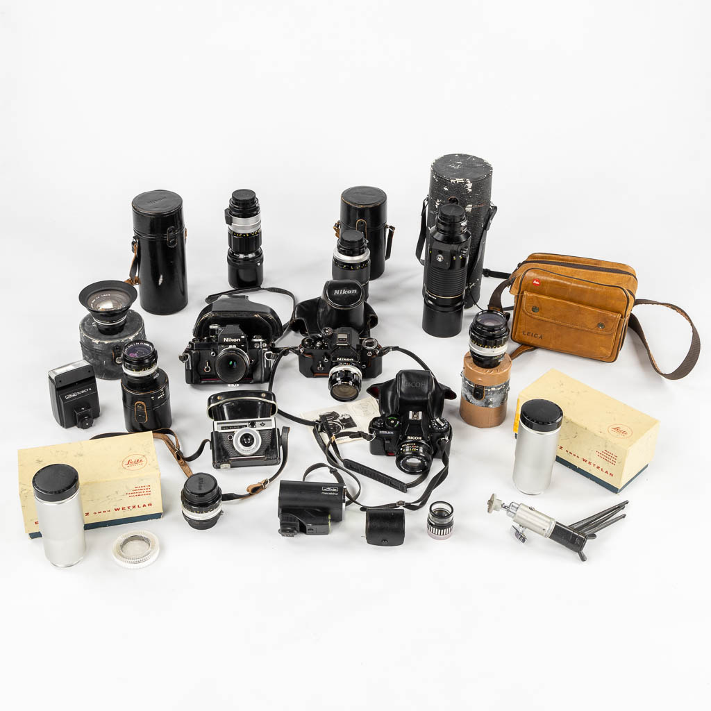 Nikon, a large collection of Analog camera's and various lenzes. (H:31 cm)