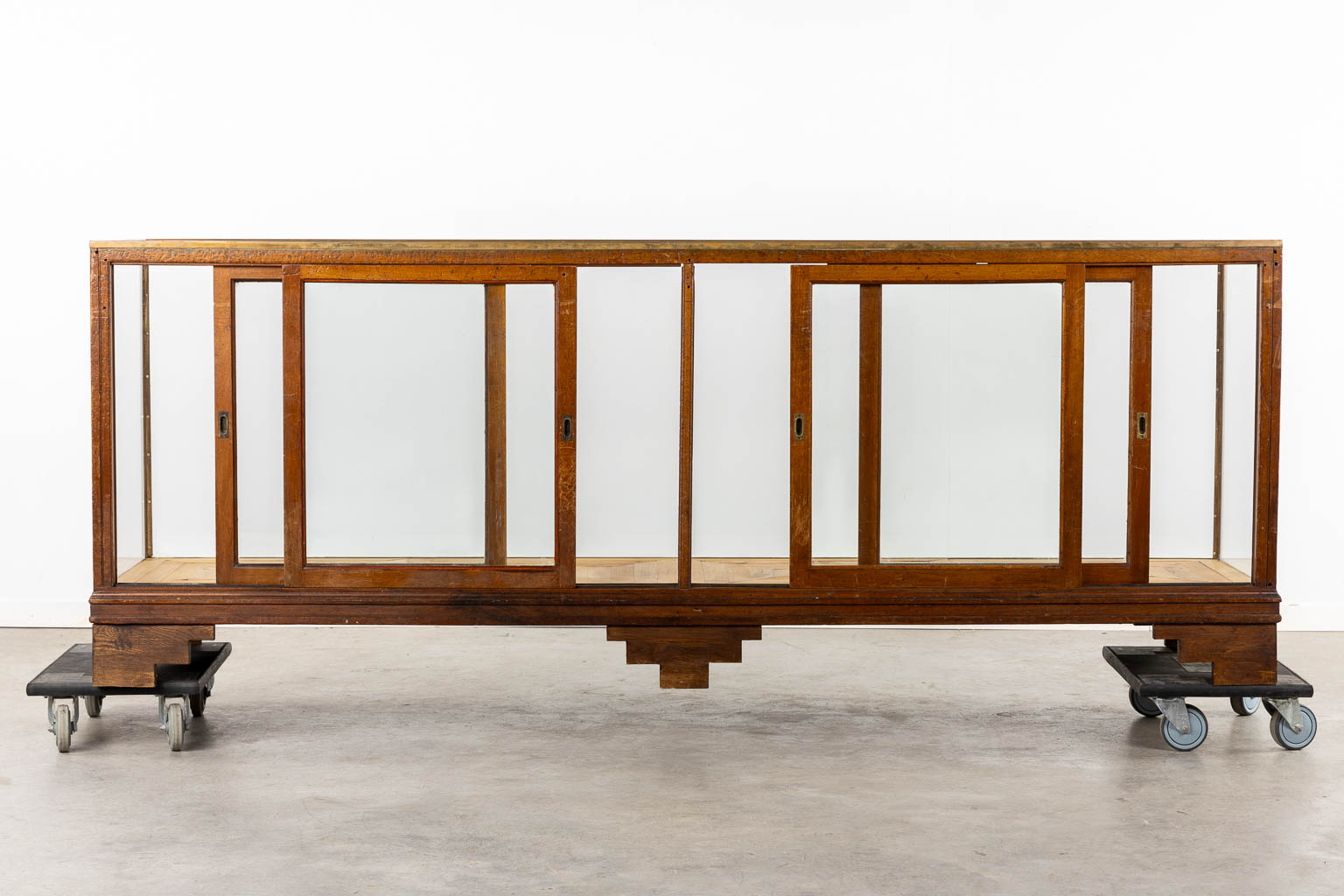 An antique English shop display cabinet, shop counter, Showcase. Brass, wood and glass. (L:62 x W:245 x H:92 cm)