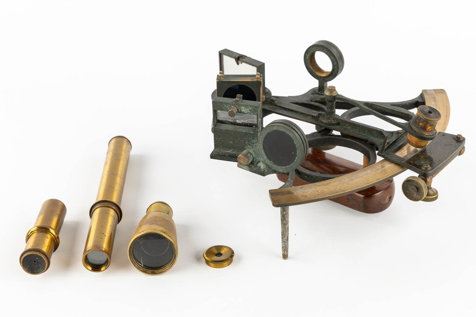 Bayne & Smith, Antwerp. A sextant in the original box, 19th C. (L:26 x W:25 x H:13 cm)