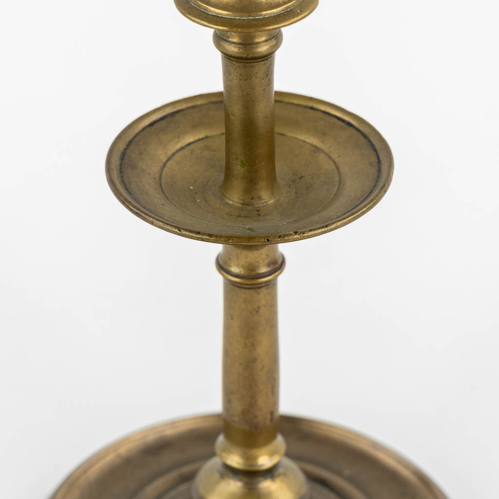 An antique bronze 'Henry 2' candlestick, France, 16th C. (H:25,5 x D:14,5 cm)